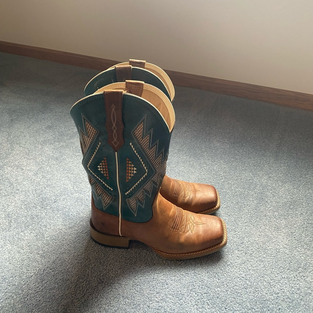 Ariat Size 8 1/2 VentTEK boots.